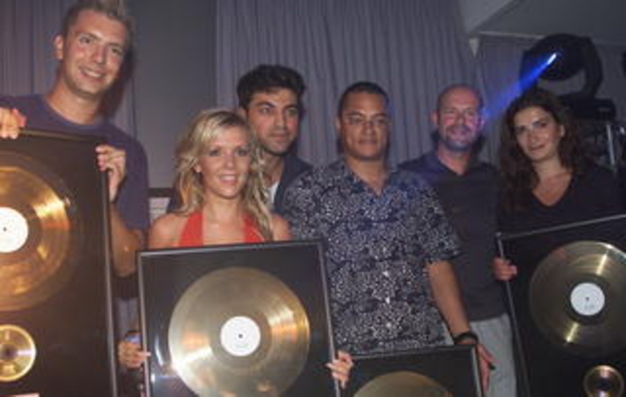 Feierten 150.000 verkaufte Einheiten (v.l.n.r.): Wout und Sylvie (beide: Sylver), Temur, Nii van den Eynde, Jean-Paul de Coster (beide: Byte Records) und Gojic