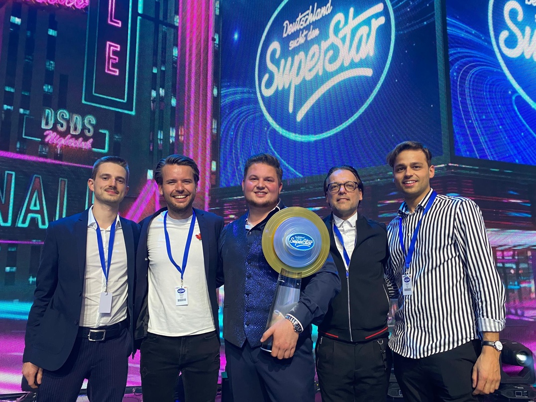 Nach der Siegerehrung (von links): Moritz Jäger (AME Media, Management), Leonard Prasuhn (A&R Director Electrola), Harry Laffontien, Andreas Mehlhorn (Geschäftsführer AME Media, Management...