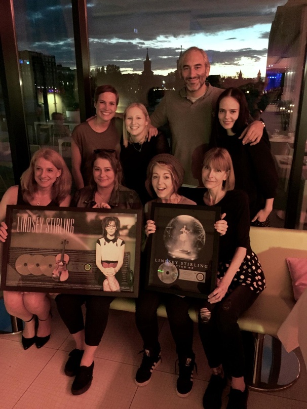 Bei der Awardverleihung in Berlin (hinten, von links): Sandra Leonhardt (Senior Manager International Marketing / Universal Domestic), Adina Friedmann (Management Lindsey Stirling), Daniel...