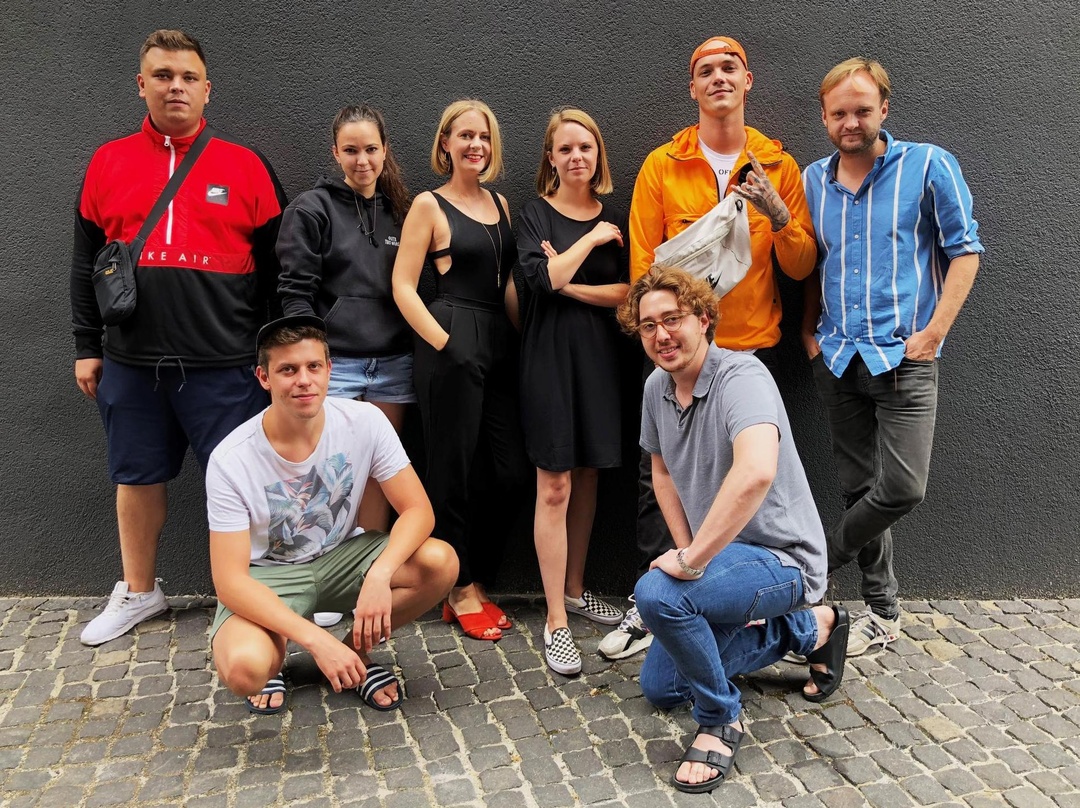 Haben gemeinsame Pläne (hinten, von links): Dario Wisnieski (Lamif, Künstlermanagement), Verena Staudacher (Label Manager Epic), Katie Kirk (Director Marketing Epic), Anni Barsoe (A&R Mana...