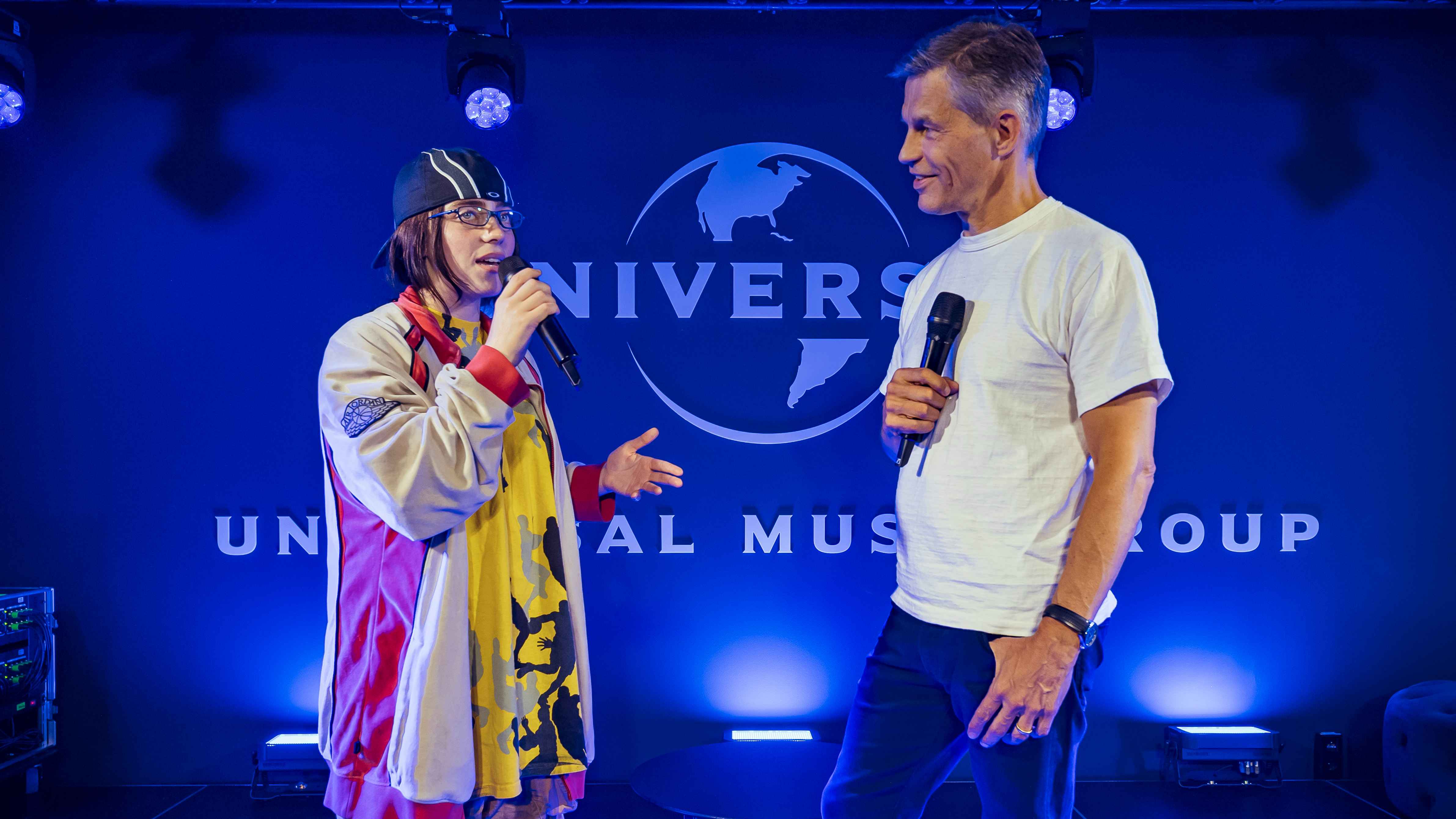 Trafen sich im Rahmen des Berlin-Besuchs von Billie Eilish: Die Musikerin (links) und Frank Briegmann (Chairman & CEO Universal Music Central Europe).