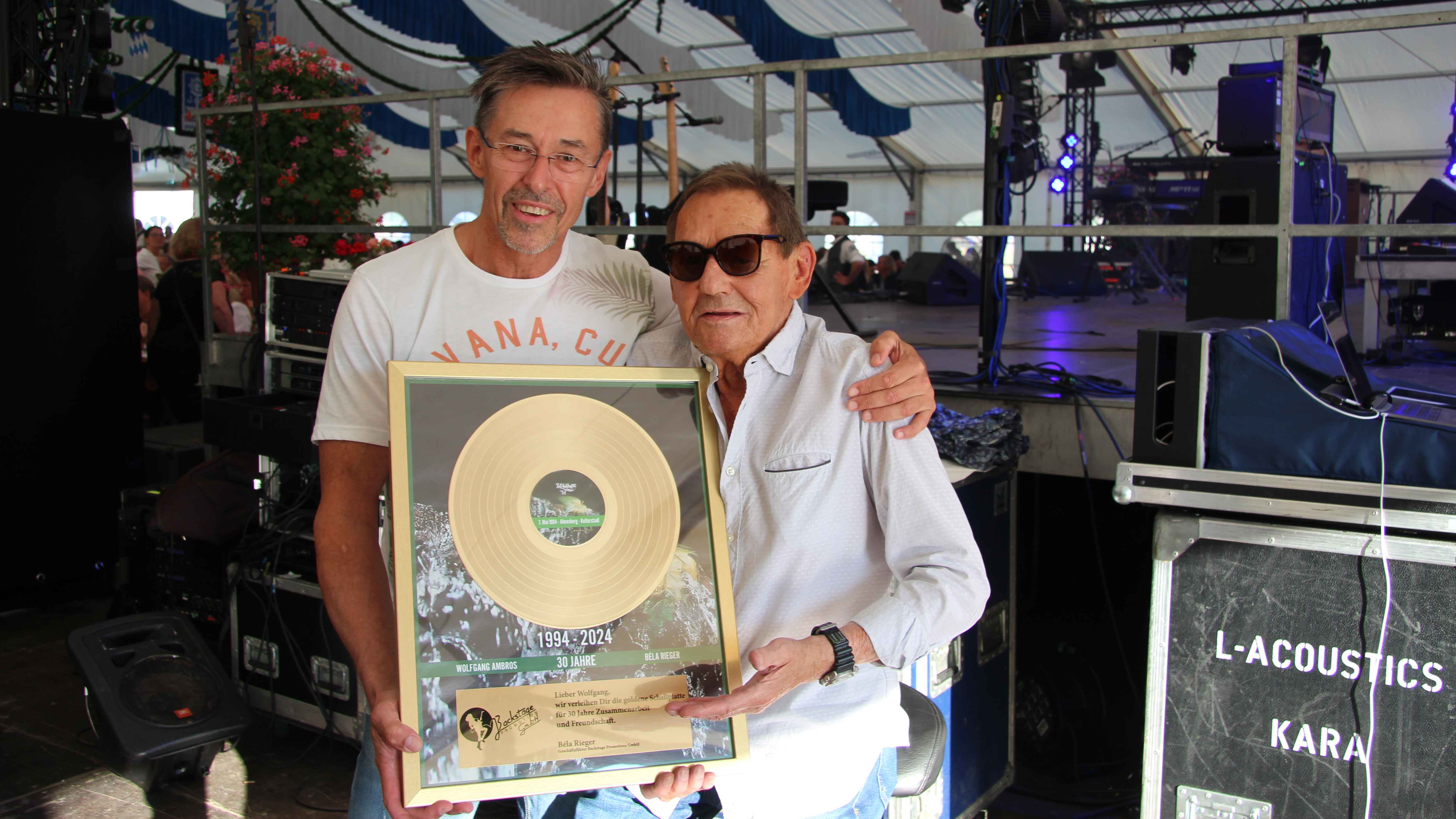 Arbeiten seit 30 Jahren zusammen: Béla Rieger (links, Geschäftsführer Backstage Promotions) und Wolfgang Ambros vor dem Konzert bei der Festwoche Allach.