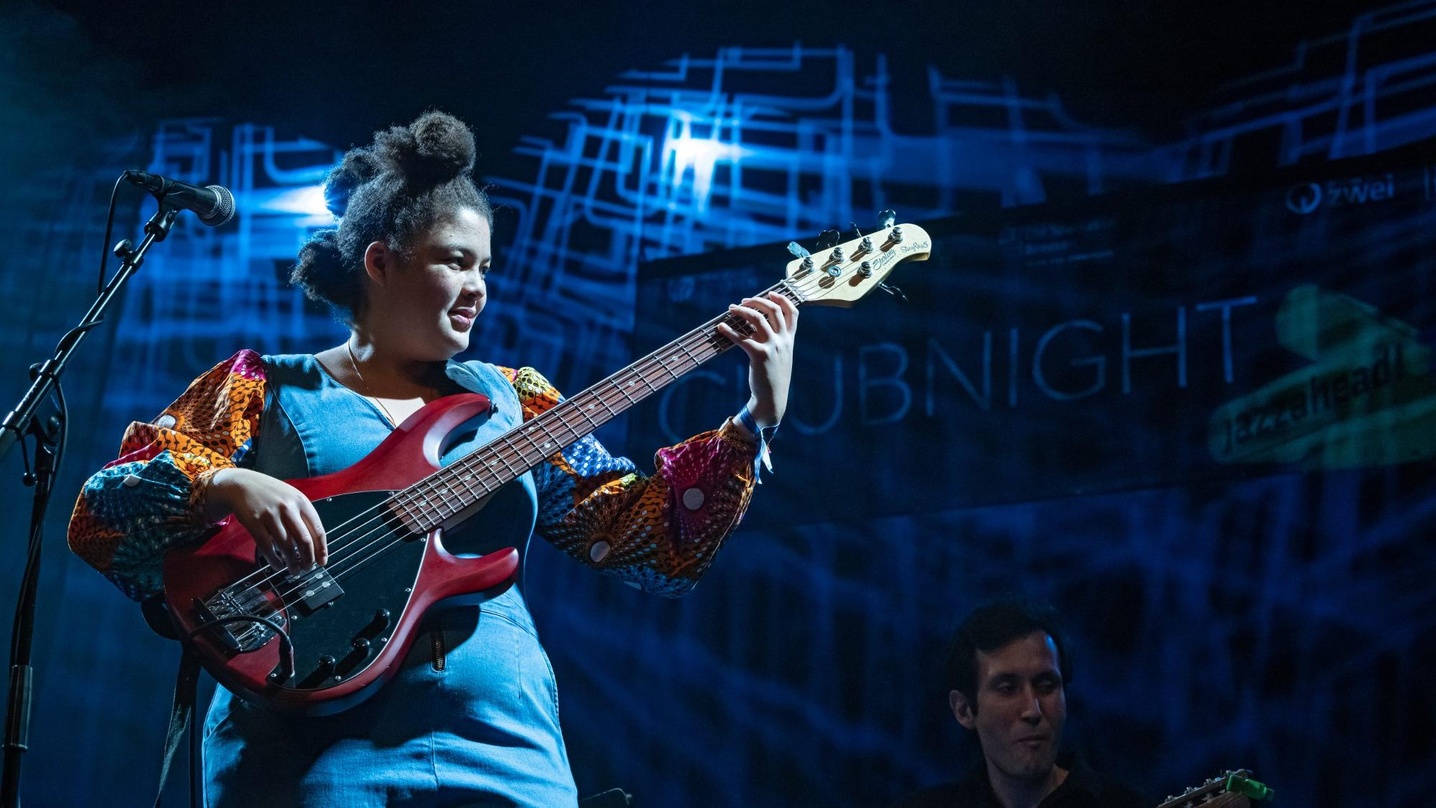 Trat bei der Clubnight 2022 im Theater Bremen Club auf: die aus Mosambik stammende, in Berlin lebende Sängerin und Bassistin Natalie Greffel