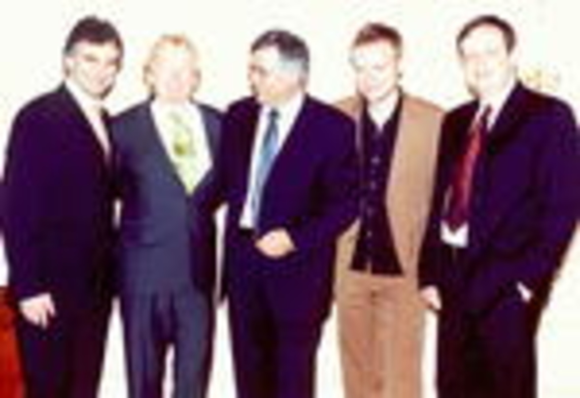 Sie vollendeten den Deal (v.l.n.r.): Selb, Larsen, Koch, Renner und Antippas