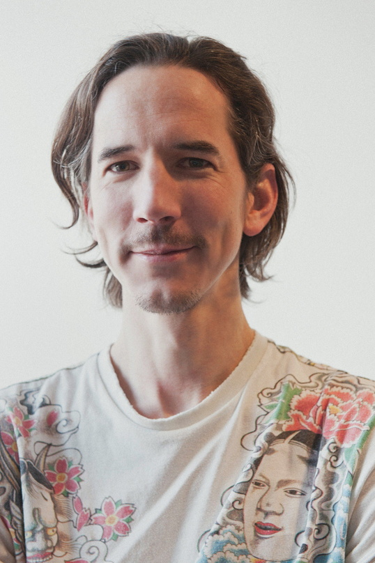 Neu bei Caroline International: Dominic Louth