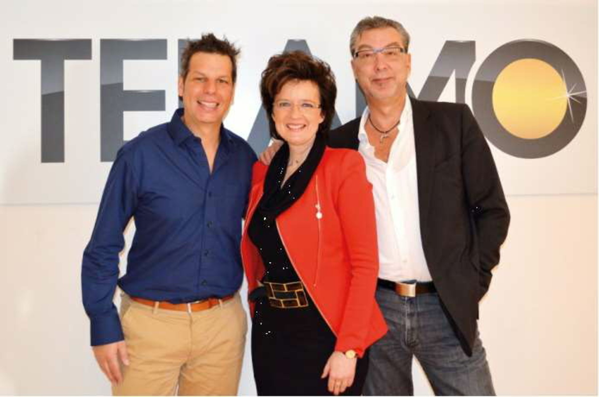 Trafen sich zur Vertragsunterzeichnung (von links): Ken Otremba (Geschäftsführer Telamo), Monika Martin und Wolfgang Teschner (Manager Monika Martin)