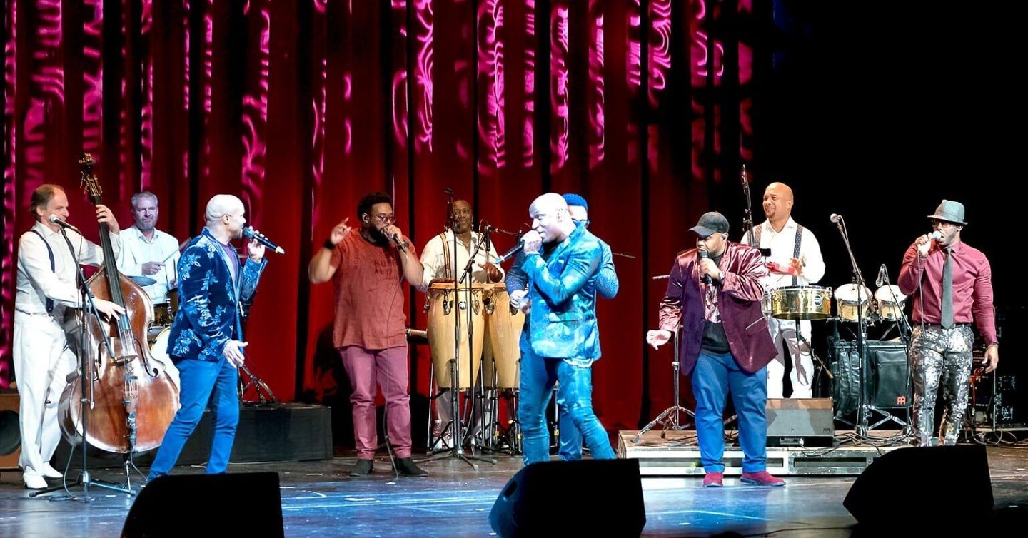 Rundete die Jazztage ab: das Abschlusskonzert der Klazz Brothers mit Cuba Percussion und Naturally7; am Bass ganz links Intendant Kilian Forster