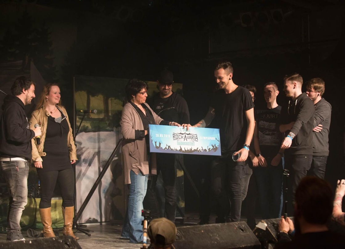 Bei der Siegerehrung (von links): Sandra Eichner, Andrea Blahetek, Alex Wesselsky und die Band Resist The Ocean
