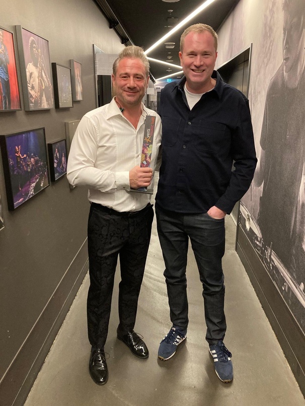 Bei der Stelenübergabe: Sasha (links) und Dirk Dreyer (Verti Music Hall)