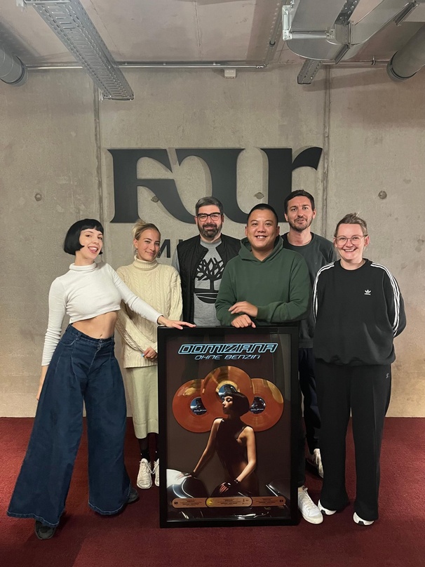 Feierten in Berlin (von links): Domiziana, Armina Takvorijan (Personal Assistant, Domiziana), Daniel Malat (Vice President, Four Music), Sutthi Phumarintramat (Product Manager, Four Music)...