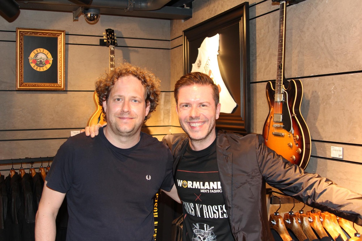 Gewährten am Abend des 12. Juni einen ersten Einblick in den Pop-up Store mit seiner exklusiven Kollektion: Michael "Michi" Hahn (Director Music Bravado Merchandise, links) und Christian G...