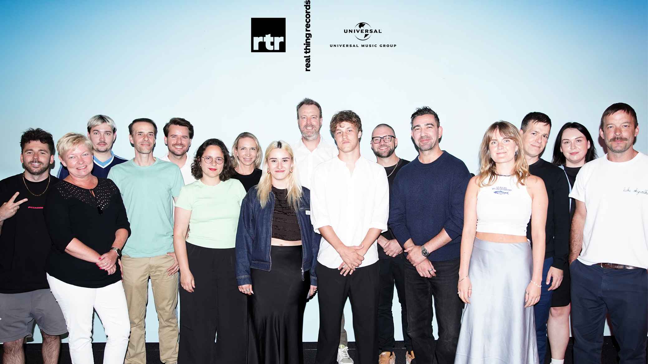 Feiern das erste Signing beim Real Thing Records (von links): Johannes Weikelmann (Senior Digital Concepts Manager), Dagmar Hermann (Senior Controller), Lukas Nelke (Streaming Manager), Th...