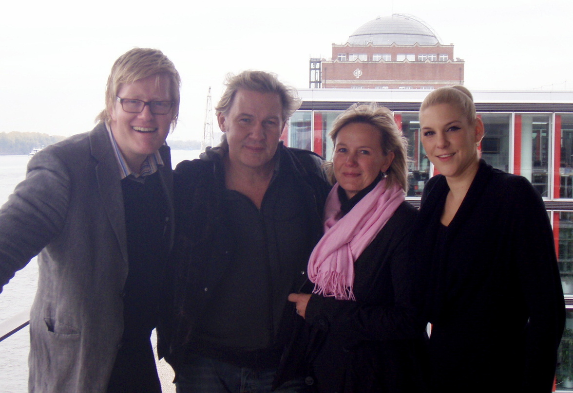 Bei der Vertragsunterzeichnung (v.l.n.r.): Sören Janssen (Director Marketing/A&R National edel entertainment), Johnny Logan, Tanja Surmann (Management & TV-Promotion) und Nina Stepanek (Ju...