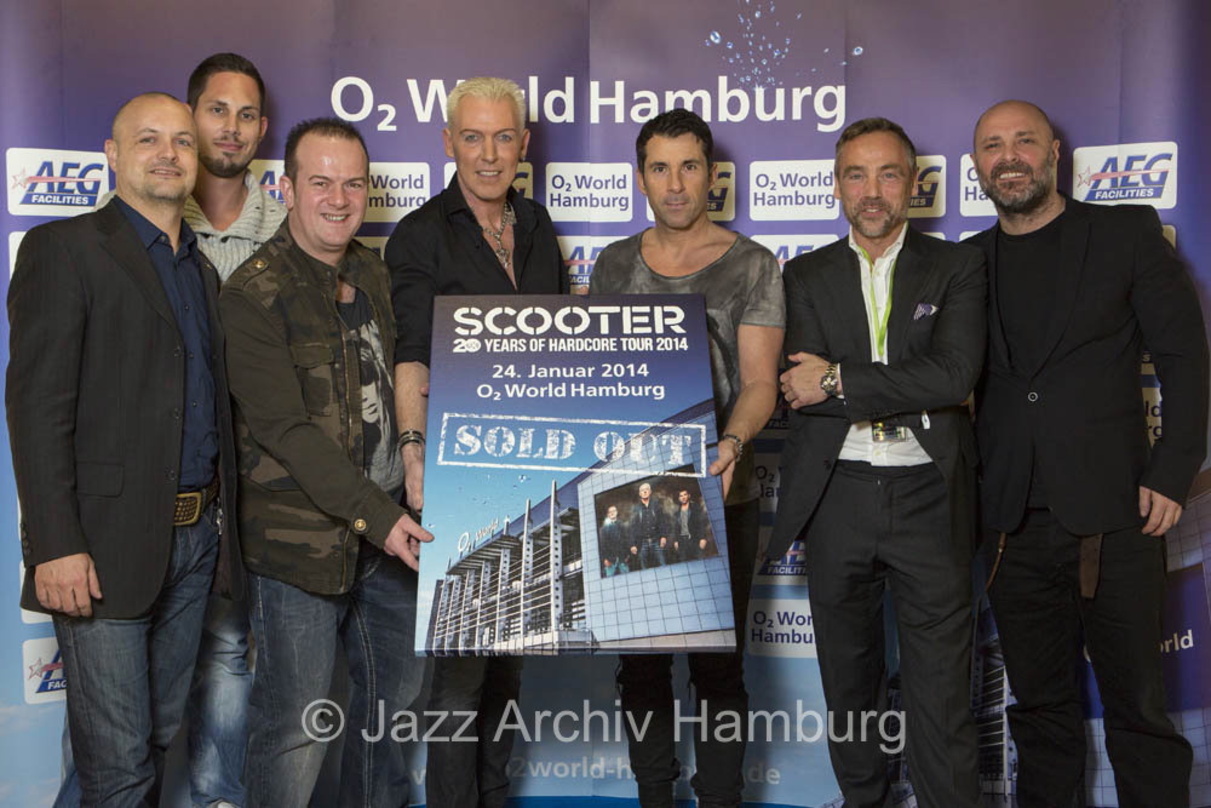 Bei der Verleihung des Sold Out Awards in der O2 World Hamburg (von links): Steve Schwenkglenks (Arena Manager O2 World Hamburg), Ben Mitha (Geschäftsführer Karsten Jahnke Konzertdirektion...