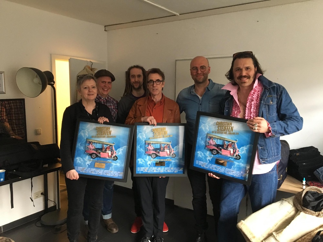 Bei der Verleihung (von links): Sabine Ganske (It Sounds), Christopher Lemke, Manu Hölscher (beide Neuland Concerts), Das Original Haseland Orchester, Christian Gerlach (Neuland Concerts) ...