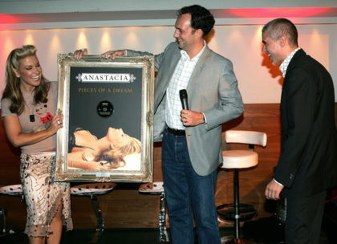 Feierten den Erfolg (v.l.n.r.): Anastacia, Edgar Berger (President Germany Sony BMG) und Willy Ehmann