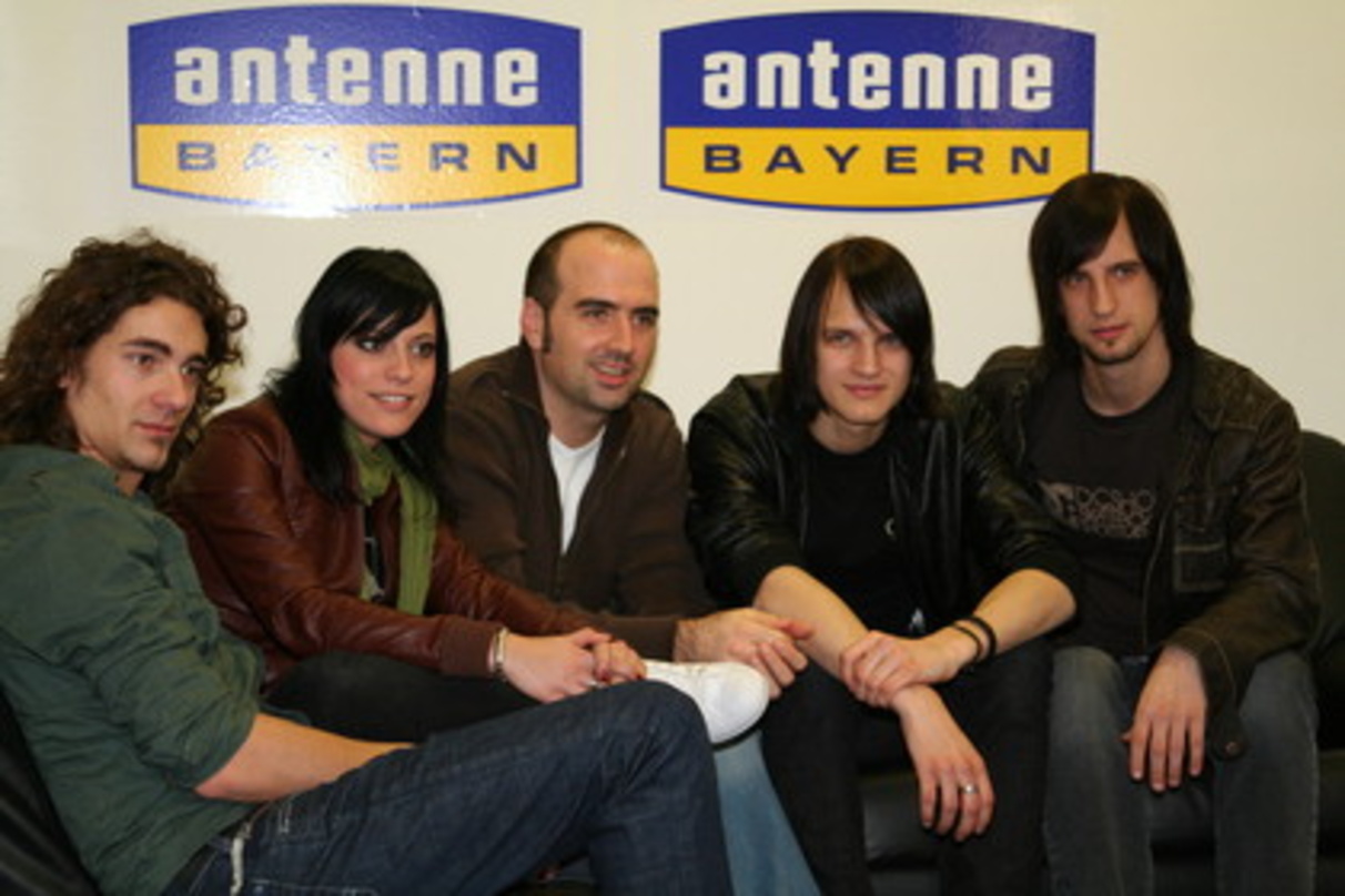 Ließen 200 Fans jubeln: Antenne-Bayern-Musikchef Justus Fischer (M.) mit Silbermond||Ließen 200 Silbermond-Fans jubeln (v.l.n.r.): Schlagzeuger Andreas Nowak, Sängerin Stefanie Kloß, Anten...