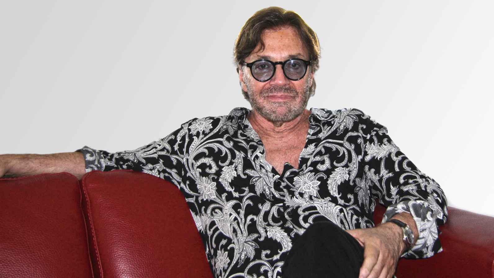 Erzählte auf der Couch, wie sein Vertrag mit earMusic zustande gekommen ist: Al Di Meola auf der Couch.