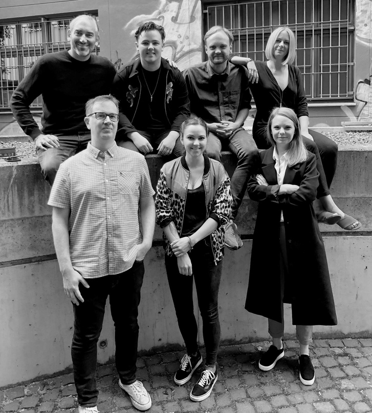 Talent mit Hitpotenzial: Declan J Donovan (hinten, 2. von links) mit seinem Manager und den neuen Partnern von Epic_Sony Music