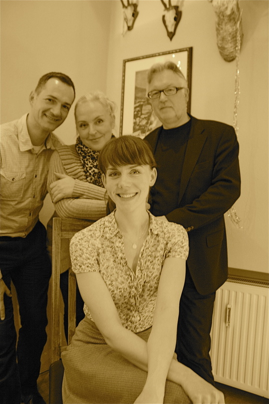 Stehen hinter Anna Depenbusch: Promoter Peter Goebel (PressePeter, l.) und Kerstin Eggert (Erste Reihe PR) mit Roman Rybnikar (105)