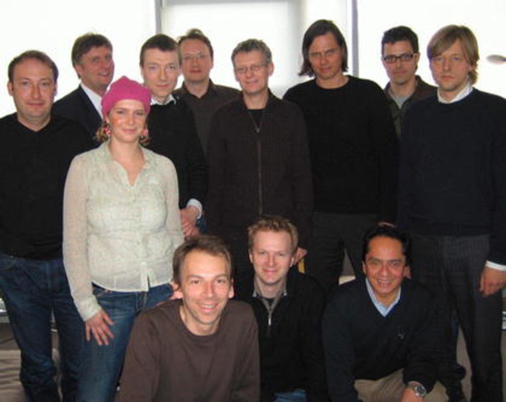 Neu aufgestellt: Jörg Hellwig (hinten, 4. v.r.) mit Blumfeld, Bandmanagement und dem Promotion-Team von Sony BMG Domestic