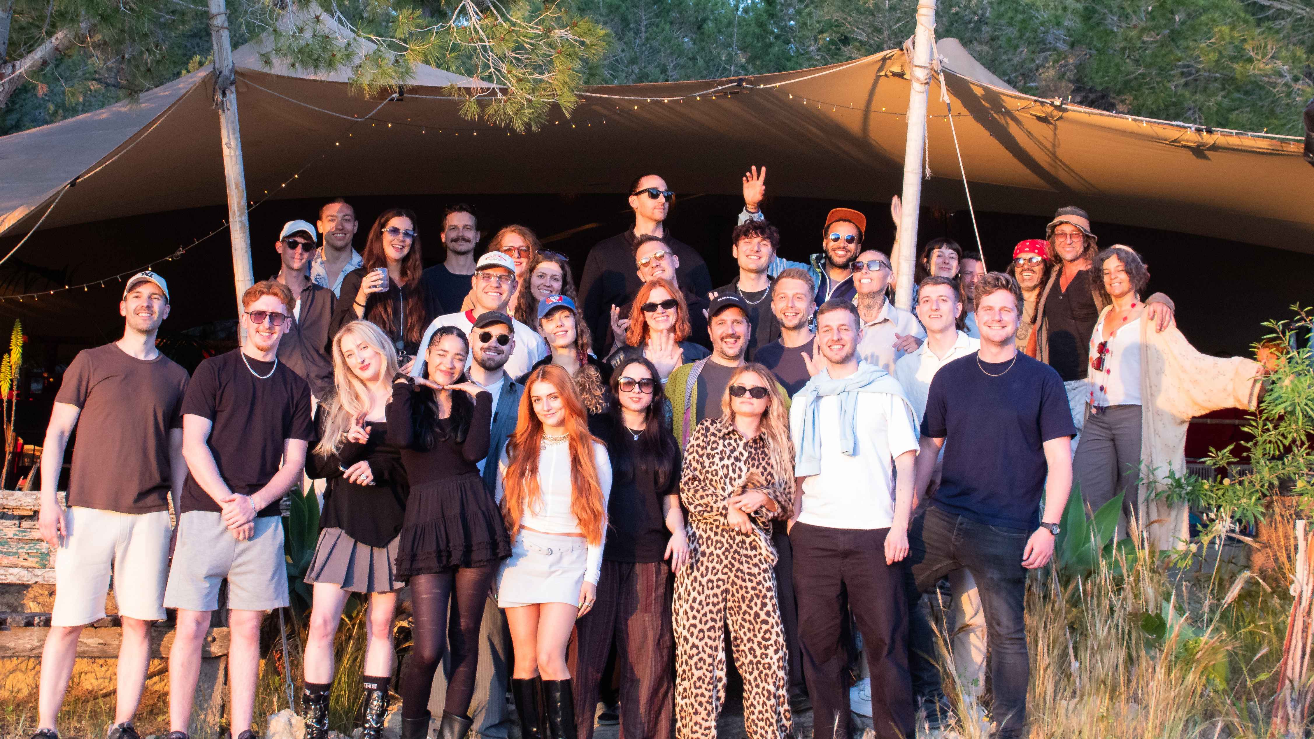 In Ibiza dabei (von links): (oben) Gast, Robin Jagielski (DJ Mag Germany), Gast, Philipp Scholz (Jugendstil Management), Gast, Haley Maze, Suark, Davis Mallory, Phake, Josh Tapen (Quarterh...