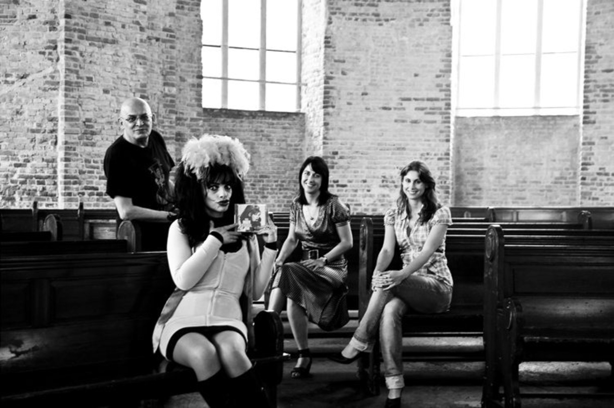 Vor dem Kirchenkonzert (v.l.n.r.): Klaus Aschenneller (zusammen mit Alex Grob Management Nina Hagen), Nina Hagen, Tina Schurz (Product Managerin Koch Universal) und Franca Barthel (Presse ...