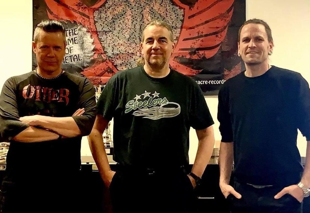 243b0b394e880c97df18e5dc40360bd6a509f957296816e5f9da641fb7d046a0 Neue Partner (von links nach rechts):Rod Usher (Fiend Force Records), Thomas Hertler (Massacre Records), Flo V Schwarz (Hamburg Records)