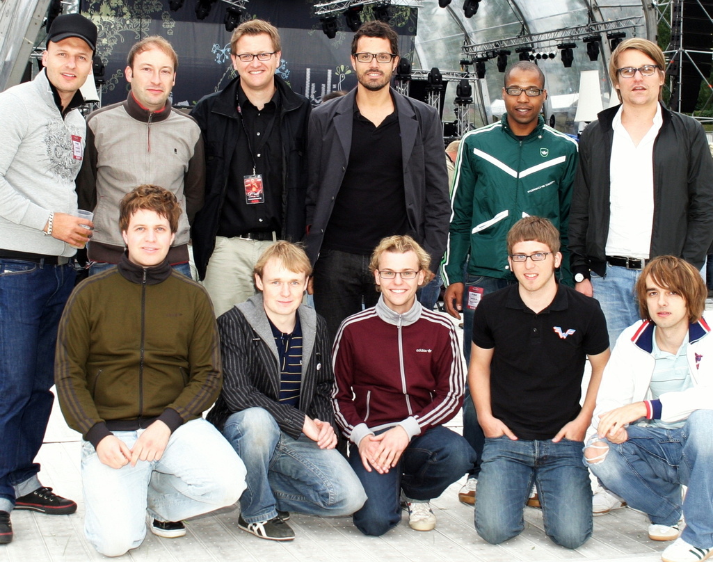 Nach der Vertragsunterzeichnung: Radiopilot (vorn) und das Team von Sony BMG Columbia Deutschland