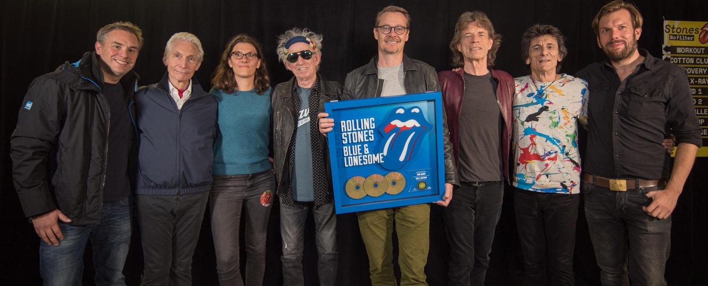 Feierten mit Gold (von links): Jens Ullrich (Senior Product Manager Marketing Rock Universal Music International Germany), Charlie Watts (Rolling Stones), Jördis Lüdke (Manager Press & Onl...
