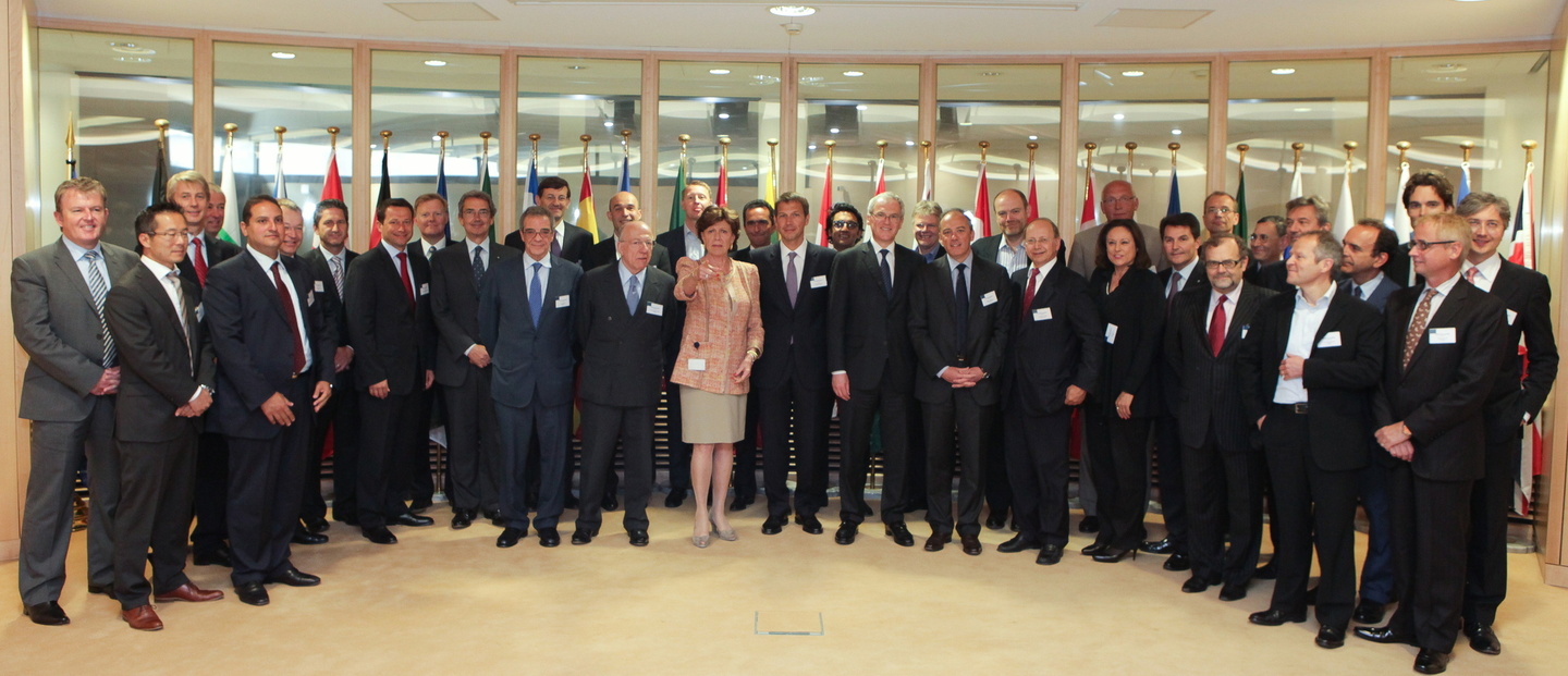 Diskutierte Details der Digitalen Agenda mit 35 Spitzenmanagern: EU-Kommissarin Neelie Kroes (M.), unter anderem mit René Obermann (vorn, r. neben Kroes), Jean-Bernard Levy (vorn, r. neben...
