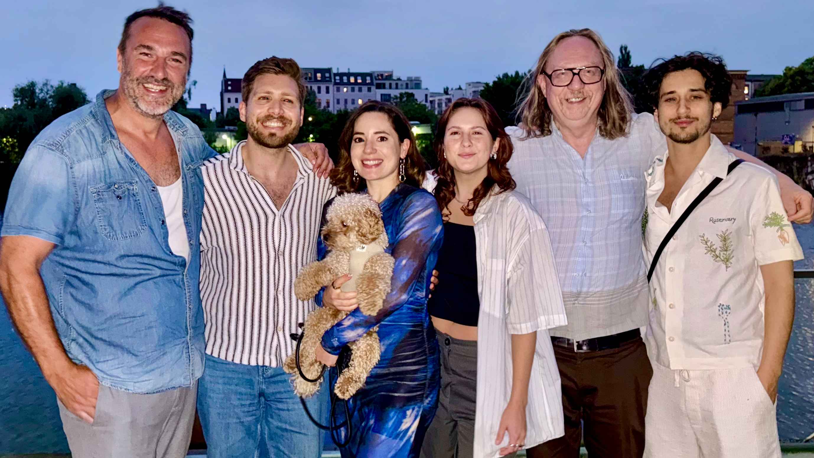 Besiegelten den Verlagsdeal an der Spree (von links): Robert Koster (A&R/Creative Manager Napa Songs), Emanuel D., Diana Goldberg mit Hund Sunny, Lena Hackl (A&R/Creative Managerin), Carol...