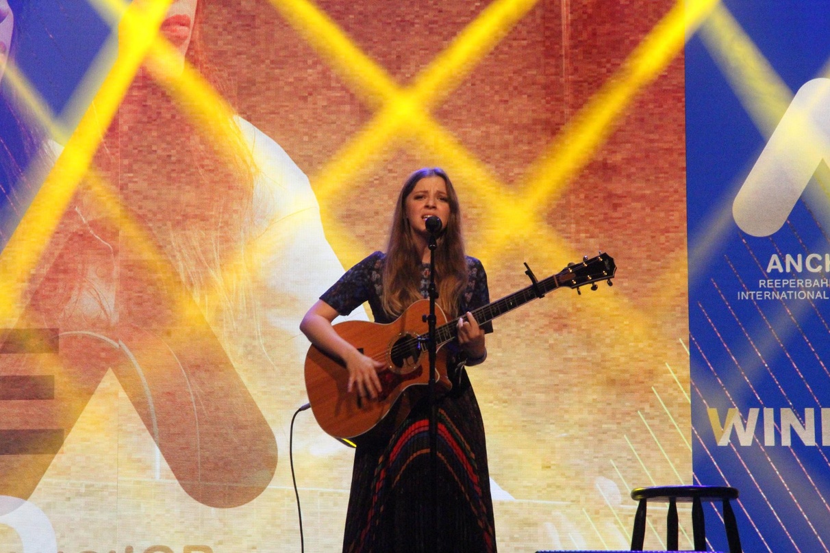 Tritt beim dritten Reeperbahn Festival New York Edition auf: Jade Bird, hier bei ihrem Gewinn des Anchor Awards 2017 in Hamburg