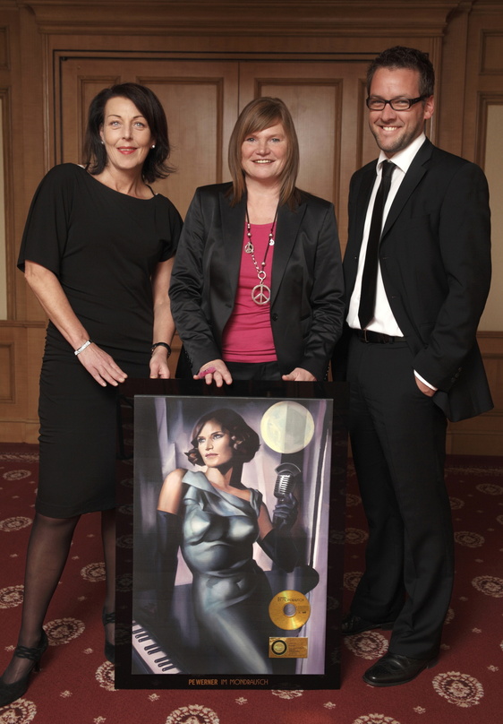 Zur Preisverleihung trafen sich in Berlin (v.l.n.r.): Rita Flügge-Timm (Director Artist Department Warner Music Entertainment), Pe Werner und Arndt Sedler (Head of Artist Marketing, The Ar...