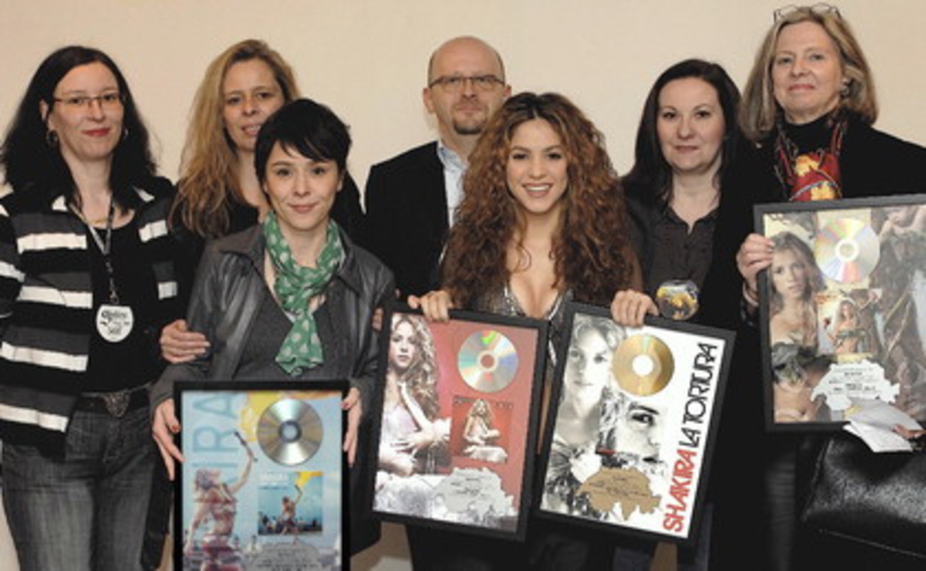 Edelmetallregen: Das Team von Sony BMG mit Shakira (3. v.r.), Hophan (r.) und Orthmayr (M.)||Edelmetallregen in Zürich (v.l.n.r.): Iggie Wiederkehr (Promotion Manager Sony BMG Switzerland)...