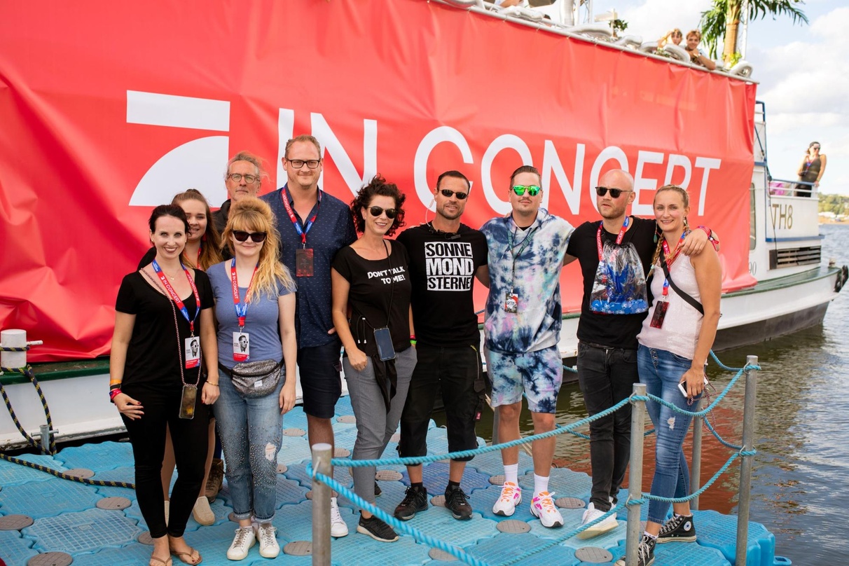 Vor dem Festivalboot (von links): Robin Schulz (3. von rechts) und Partner