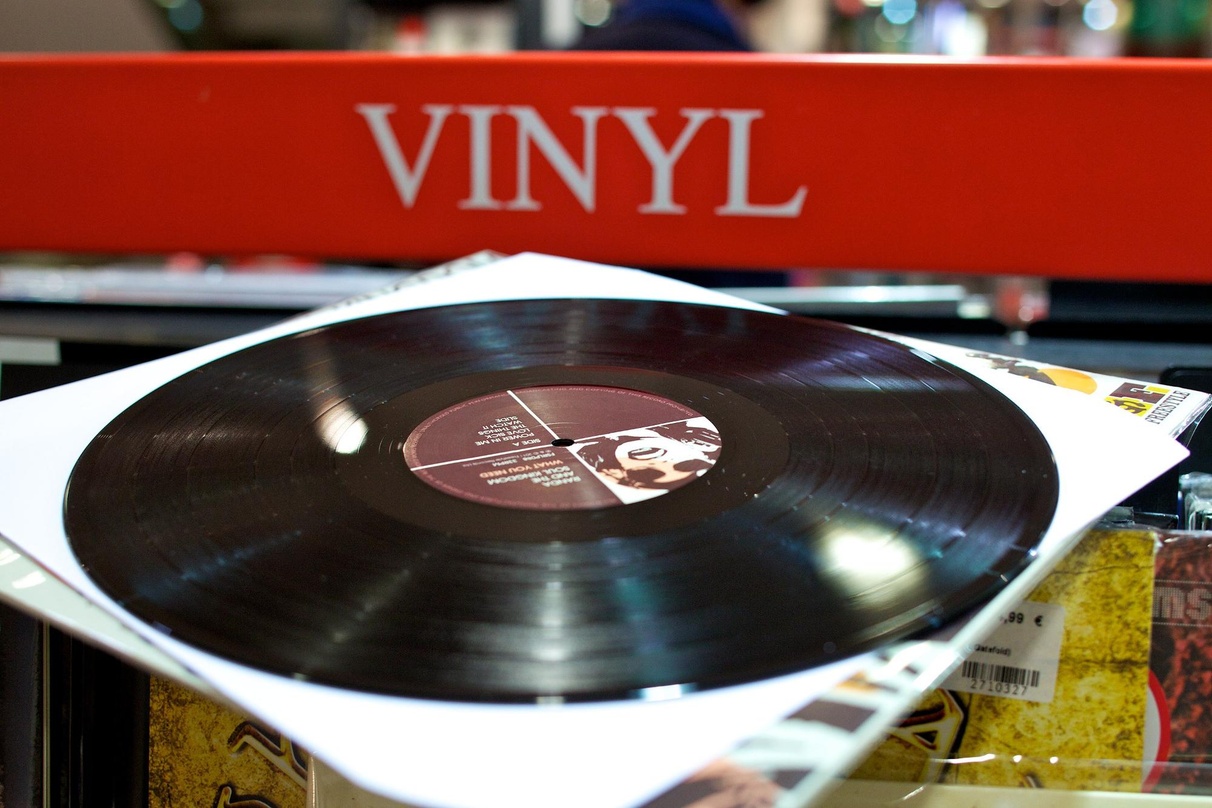 Ganz offenbar auch im Musikmarkt Japans gefragt: die Vinyl-LP, hier ein Exemplar in einem Berliner Fachgeschäft