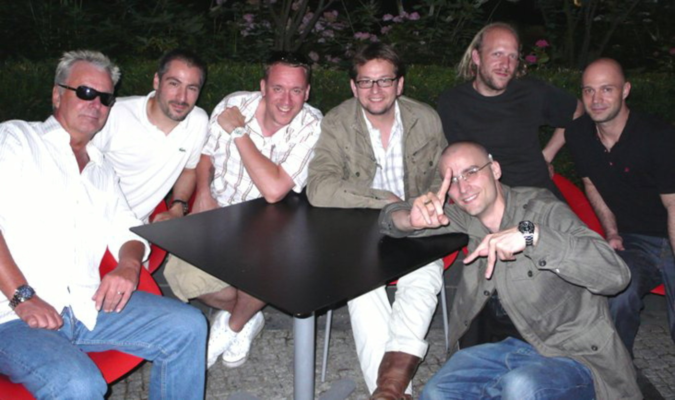 Neue Partner (v.l.n.r.): Tim Green (Geto Gold), Halil, Spaiche (beide Aggro Berlin), Rechtsanwalt Burkhard Westerhoff, Specter (kniend, Aggro Berlin), Fritz Rating und Patrick Strauch (bei...