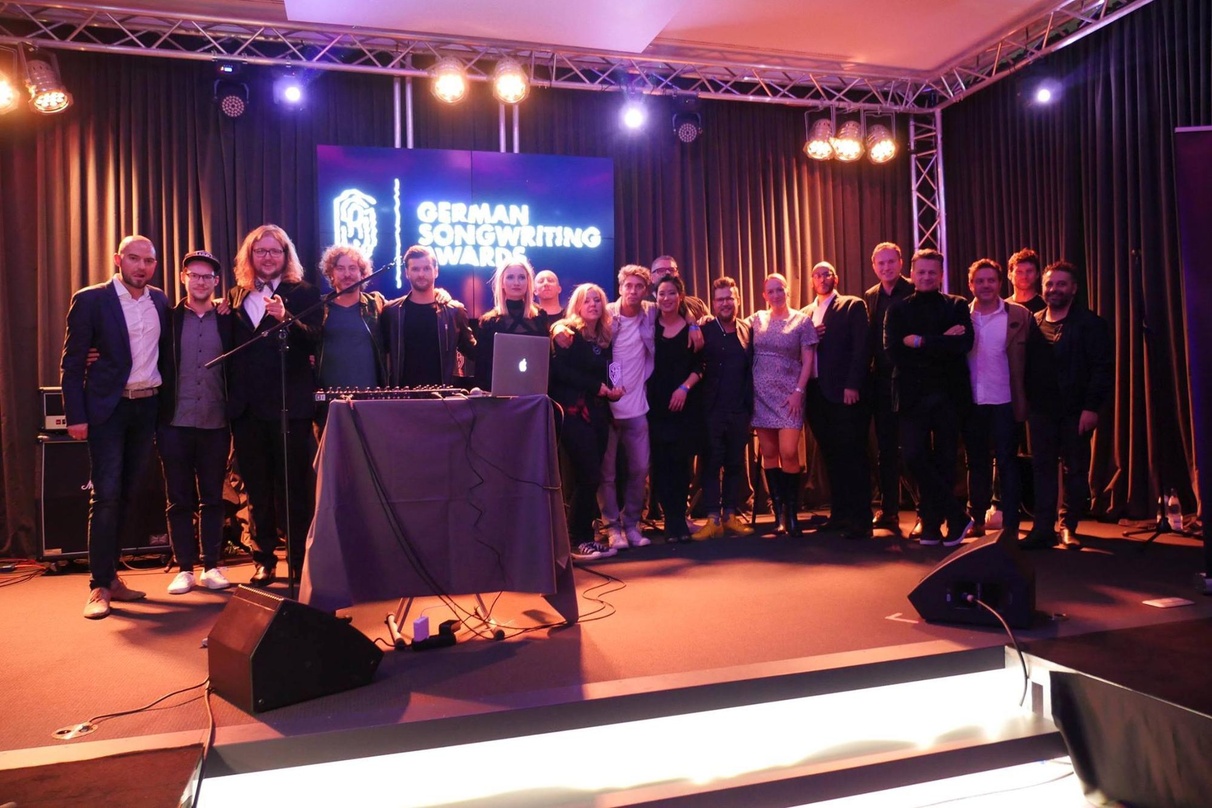 Das Abschlussbild der ersten Ausgabe der German Songwriting Awards (von links): Timo Holstein, Robin Shaw, Kalli Koppold, Finn Martin, Daniel Grunenberg, Carolin Niemczyk, Christoph Pancke...
