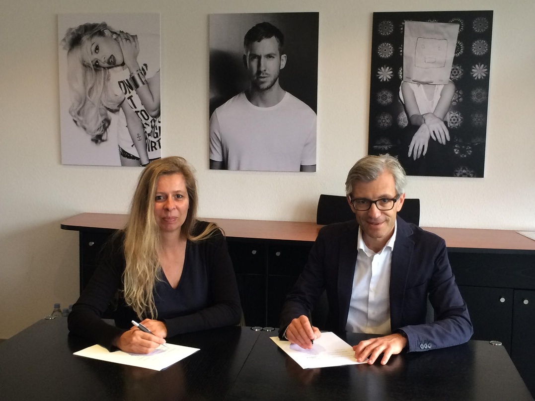 25ae52722c32a074bba5dec4218a98ea38059f3f0fed87873bc5d4f775e59903 Bei der Vertragsunterzeichnung: Juliette Born, Managing Director von Sony Music Entertainment Switzerland, und Thomas Pfiffner, Geschäftsleiter der Orpheum Stiftung Zürich