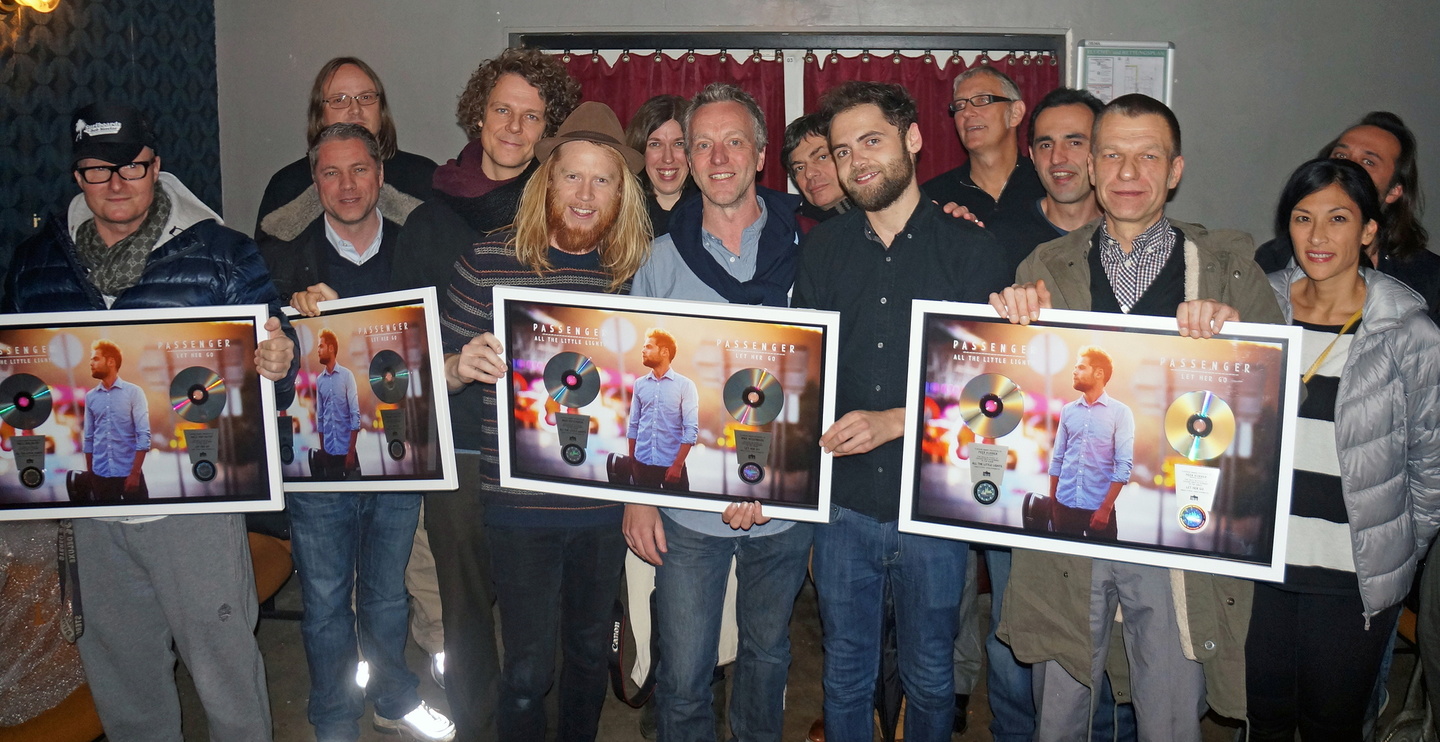 Bei der Platin-Verleihung (von links): Niels von Geyer (DJ-Promotion Embassy of Music (EoM)), Arndt Kielstropp (Label Manager Stereo Deluxe Recordings EoM), Holger Strecker (EoM), Niels Ho...