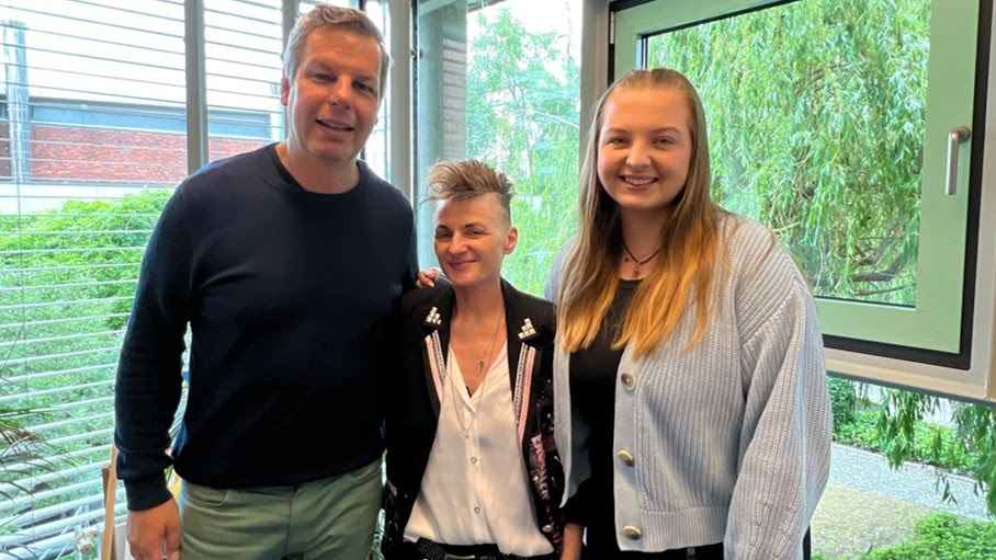 Kamen in München zusammen (von links): Ken Otremba (Geschäftsführer Telamo), Franca Morgano und Elisa Rohlfs (Product Manager Telamo).