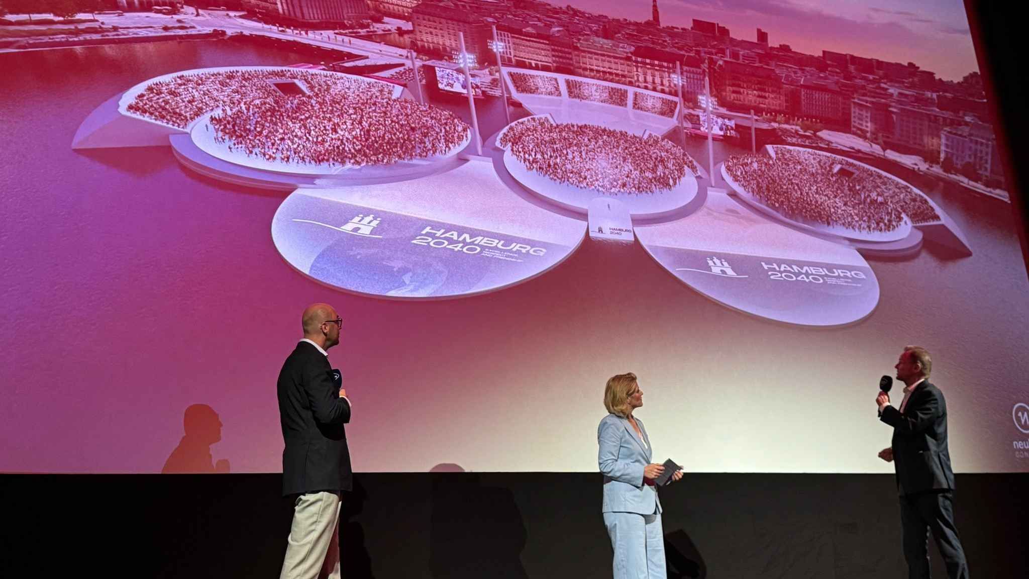Präsentierten die Visualisierung auf der Bühne der Astor Film Lounge (von links): Christian Gerlach (Geschäftsführer), Anke Harnack (Moderation) und Andy Grote (Senator der Hamburger Behör...