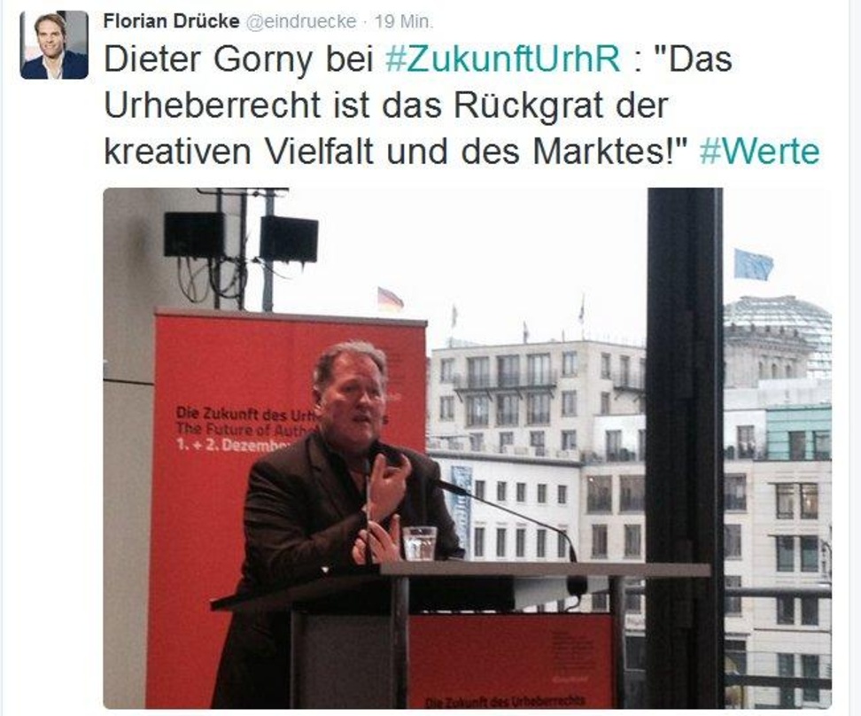 Teamarbeit in Berlin: BVMI-Vorstandschef Dieter Gorny spricht bei der Konferenz zur "Zukunft des Urheberrechts", Geschäftsführer Florian Drücke sendet das Bild davon per Twitter und unter ...