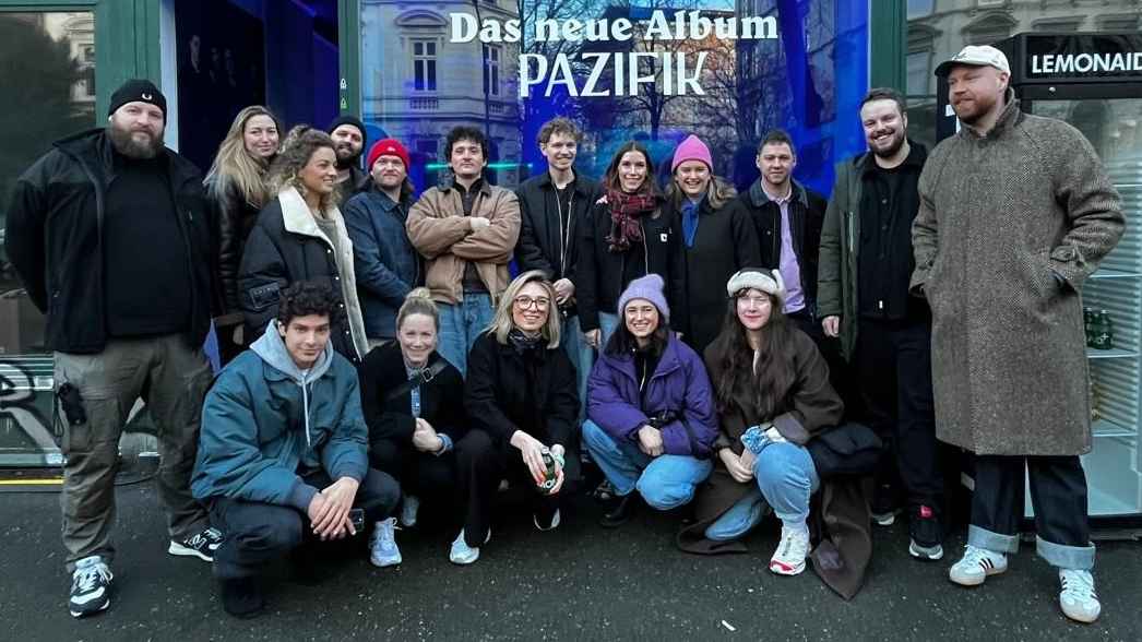 Vor dem "Provinz Hotel" in Hamburg (hinten, von links): Kai Villbrandt (Security), Rosalie von Viereck-Engel (Senior Media Relations Manager Warner Music Central Europe), Kim Ludwig (Senio...