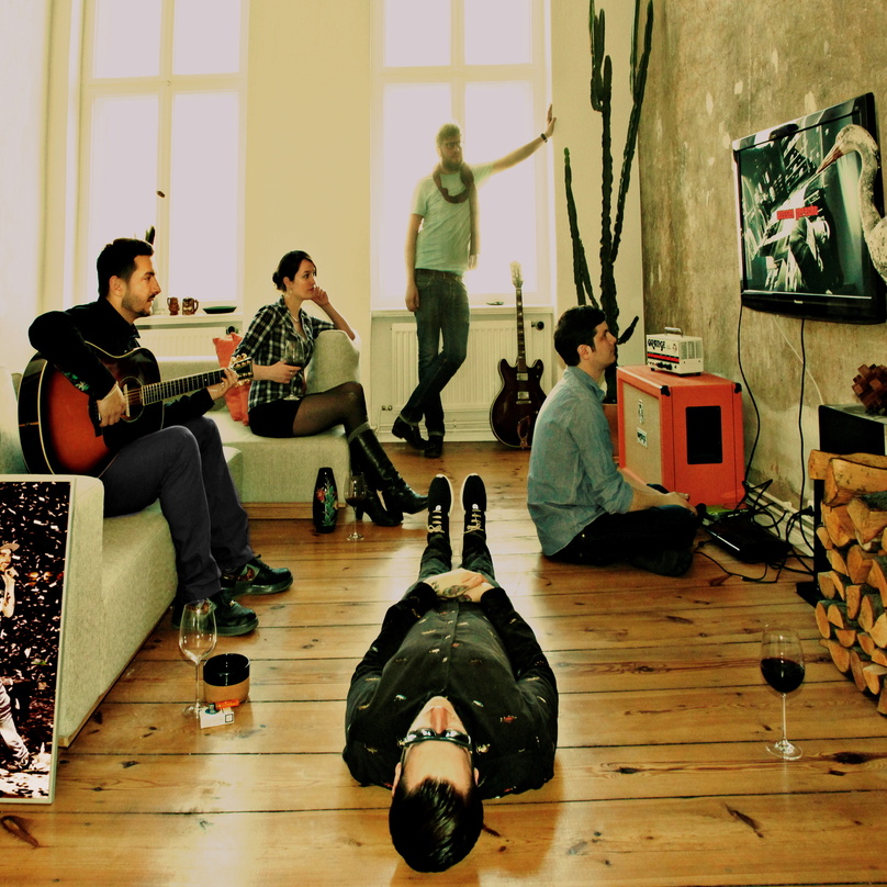2626ad0c22950eef1c5785eae091489556ceb1aed7d0795a4ac5ec918485181c Stellten das Cover von "Definitely Maybe" von Oasis nach (von links): die Landstreicher Martin Hänel, Johanna Orth, Chris Möller, Beat Gottwald und Felix Hansen