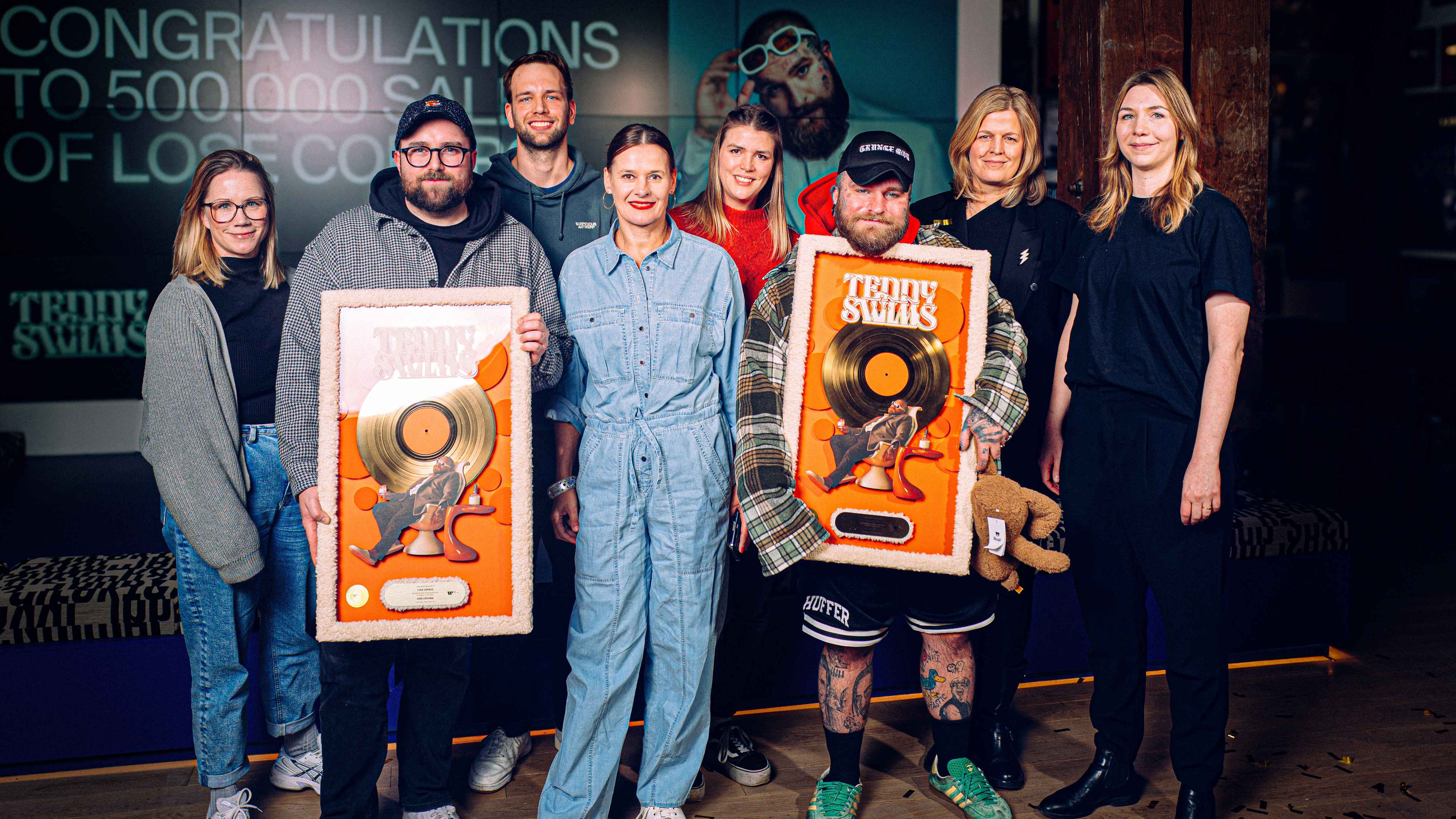Bei der Übergabe der Trophäen (von links): Jana Denecke (VP Media & Digital Accounts WMCE), Luke Conway (Management Teddy Swims), Max Gervink (Director Marketing International), Doreen Sch...