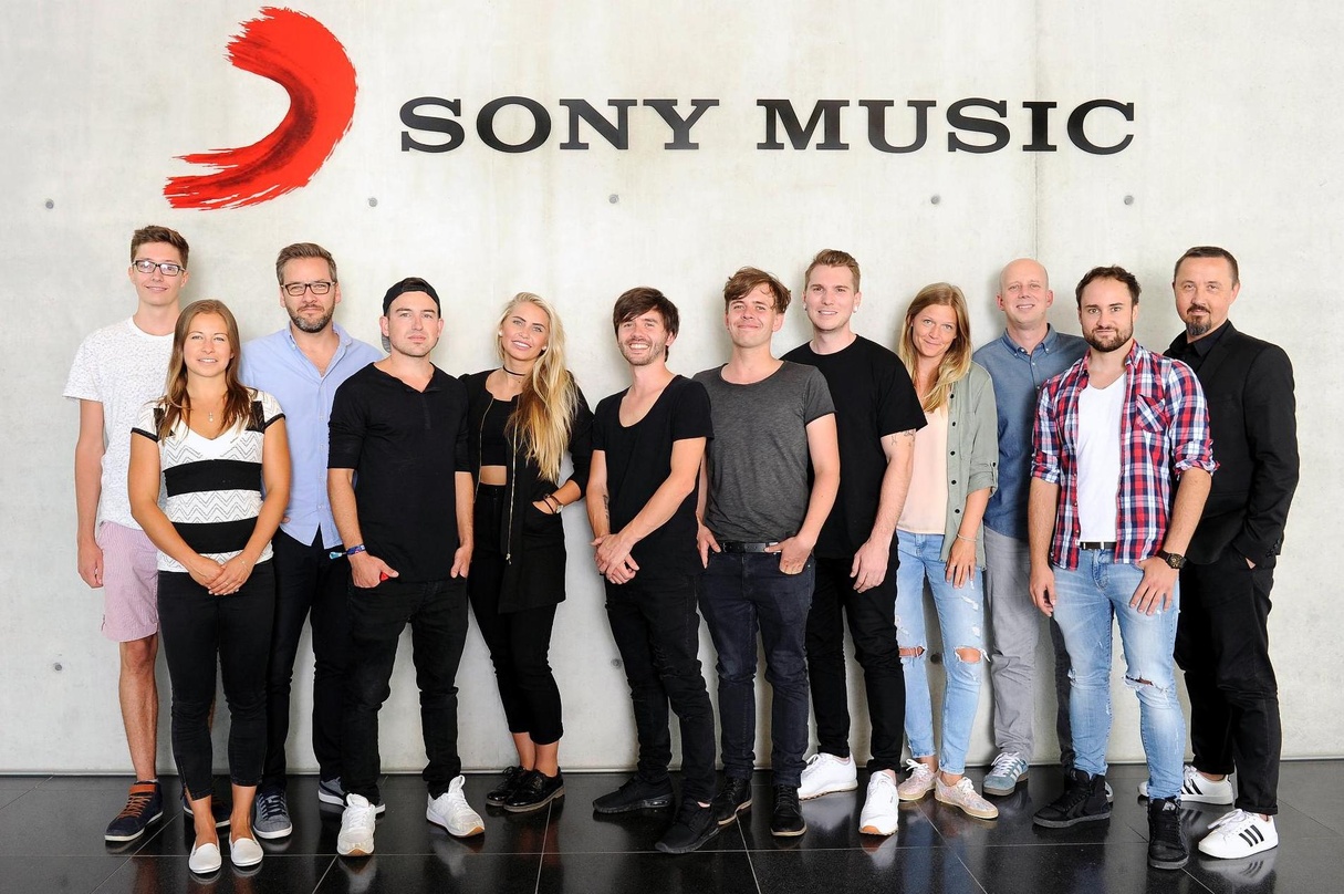 Machten den Vertrag beim Lauschangriff in München fix (von links): Felix Tinner (Intern AOR Labelgroup), Nikolett Szappanos (Digital Manager AOR-Labelgroup), Arndt Sedler (Director Marketi...