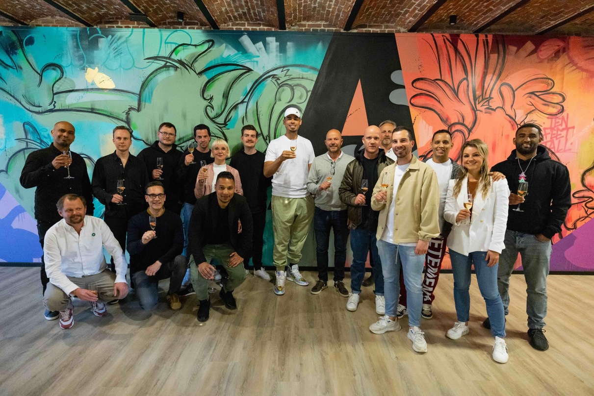Haben gemeinsam viel vor: Afrojack mit seinem Wall-Recordings-Team und den Partner:innen von Universal Music