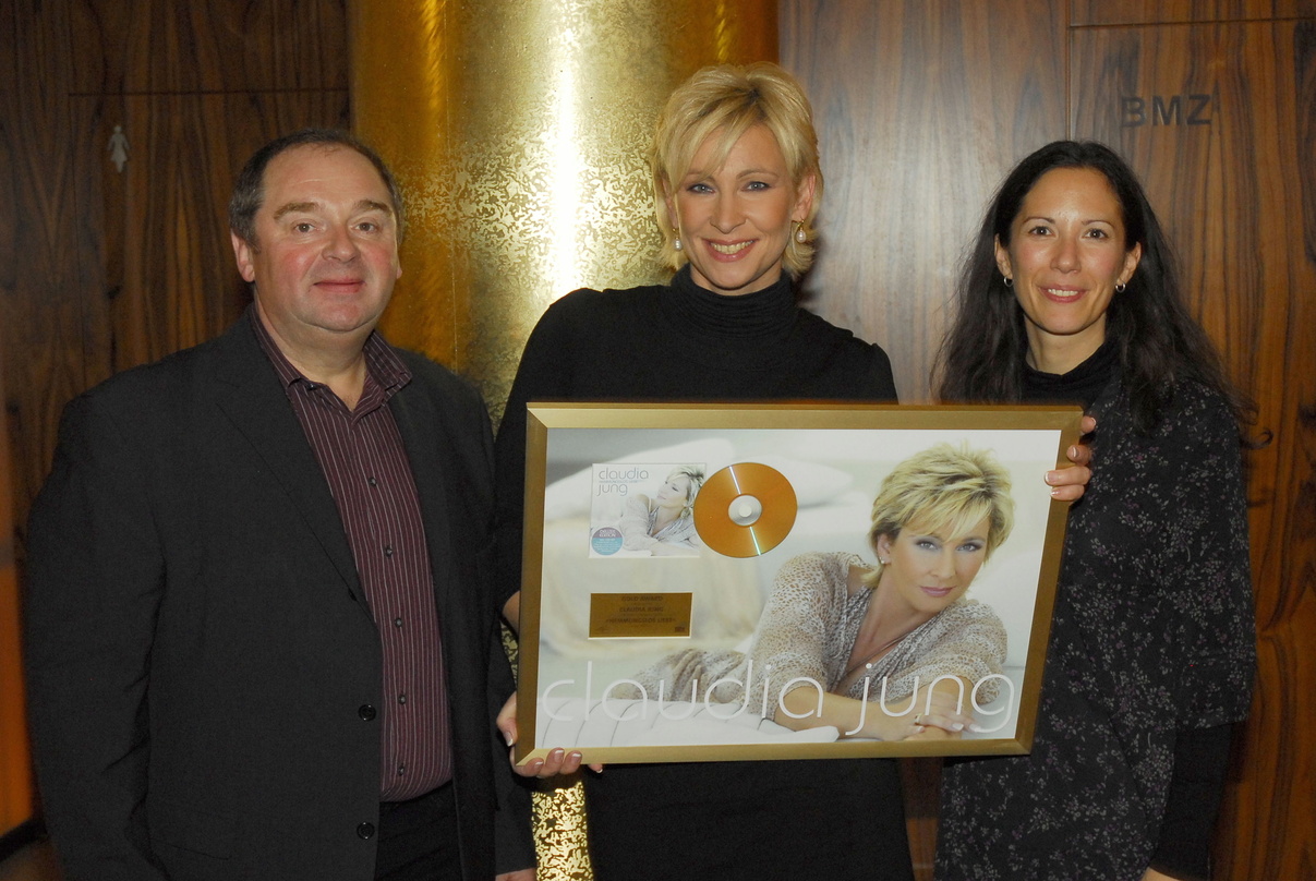 Bei der Gold-Verleihung (v.l.n.r.): Sepp Adlmann (Adlmann Promotion), Claudia Jung und Gerda Juvan (Koch Universal Austria)